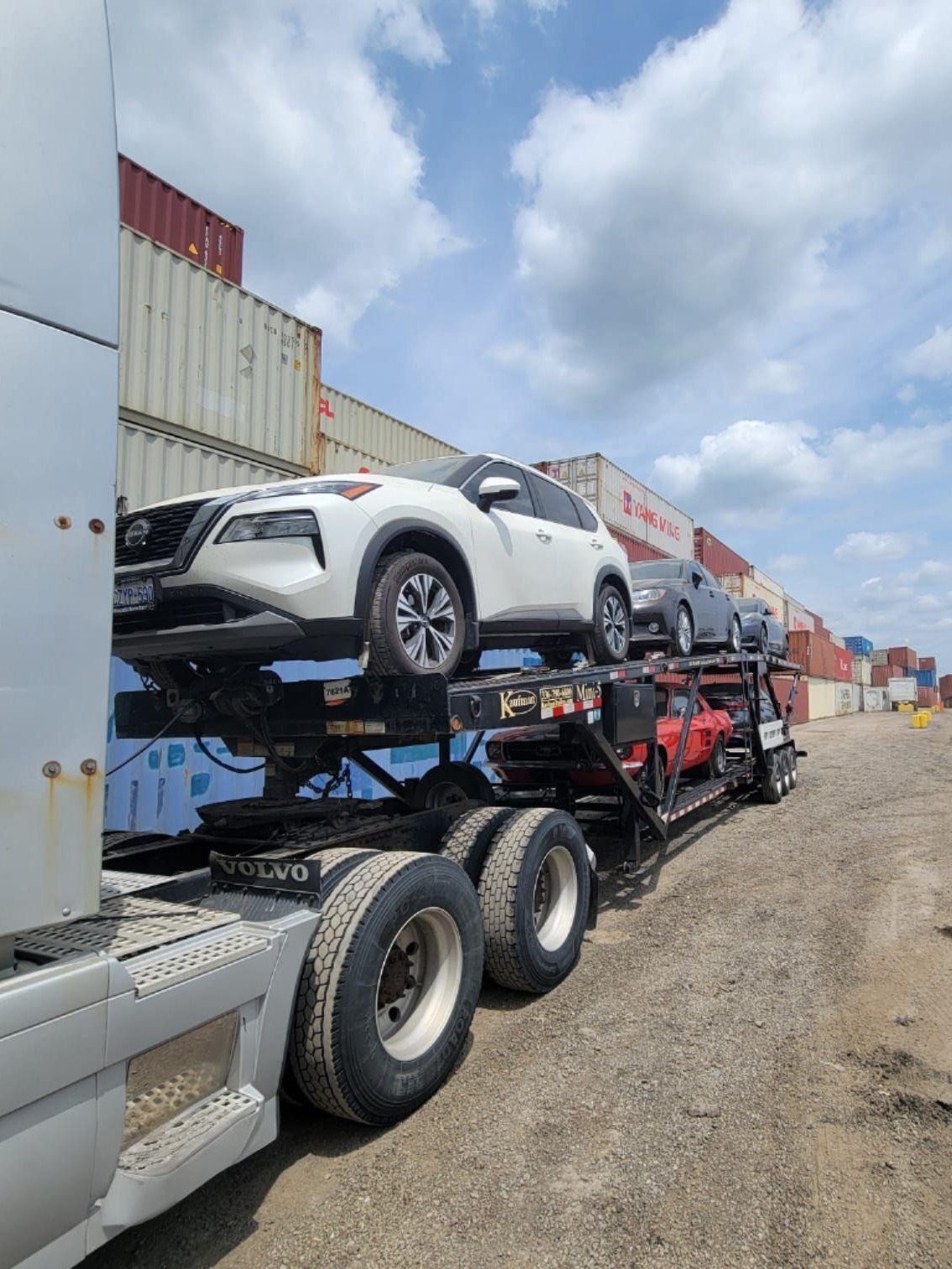 Car shipping truck transporting vehicles near Trois-Rivières