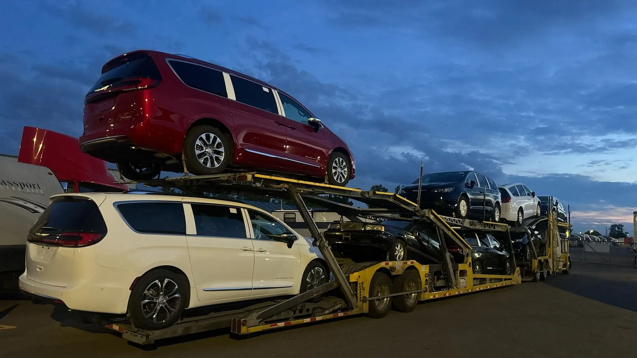 Car transporter between Ottawa and Montreal